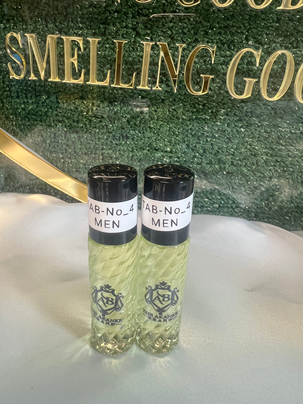 Perfume oil TAB NO 4(men)10ml 2pcs Perfume oil-Top notes are Lemon, Bergamot, Neroli and Rose de Mai; middle notes are Hyacinth, Cedar, Clary Sage and Geranium; base notes are Tonka Bean, Musk and Amber.
