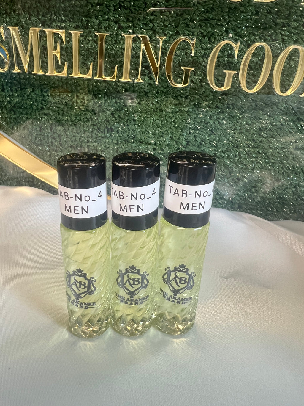 Perfume oil TAB NO 4(men)10ml 3pcs Perfume oil-Top notes are Lemon, Bergamot, Neroli and Rose de Mai; middle notes are Hyacinth, Cedar, Clary Sage and Geranium; base notes are Tonka Bean, Musk and Amber.