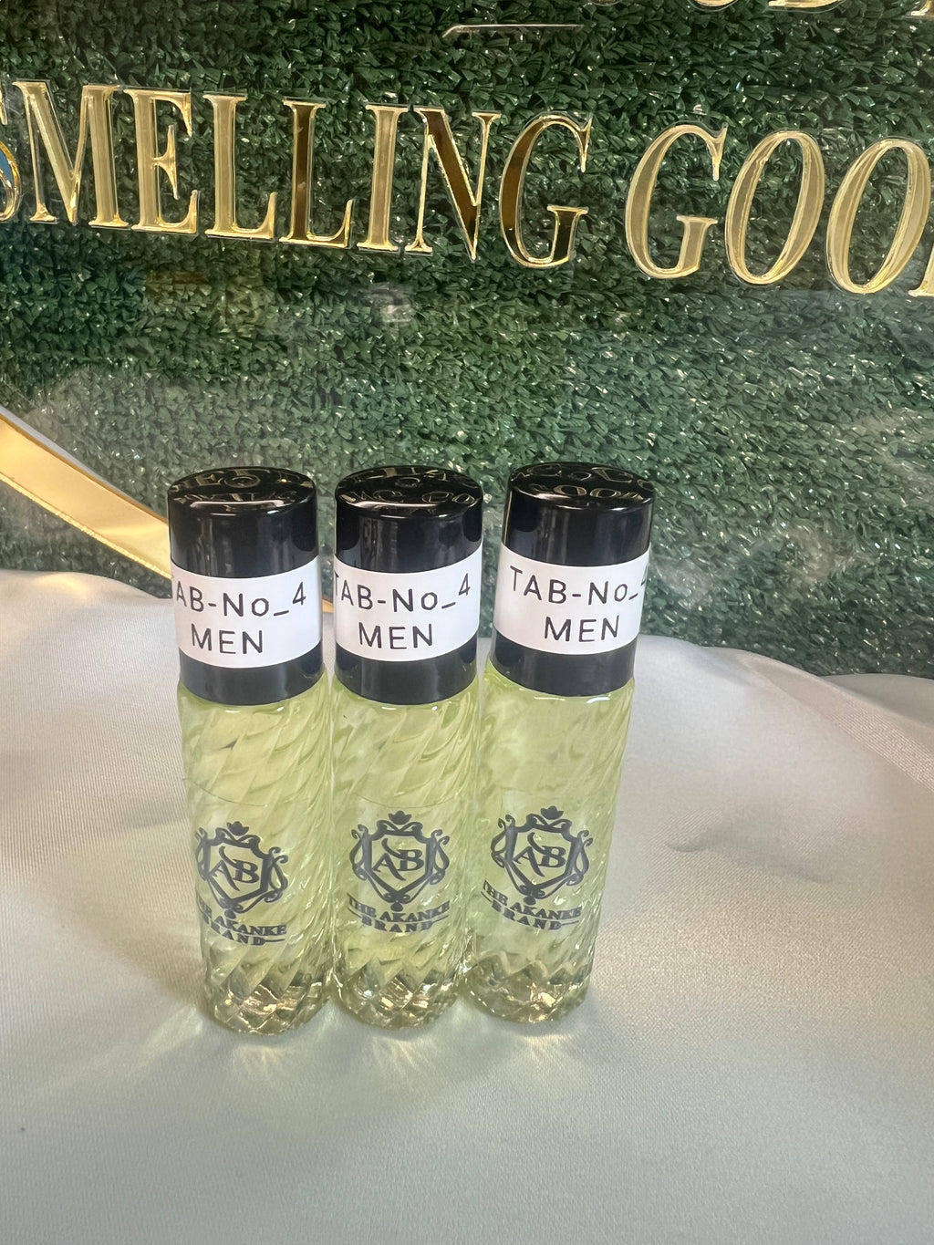 Perfume oil TAB NO 4(men)10ml 3pcs Perfume oil-Top notes are Lemon, Bergamot, Neroli and Rose de Mai; middle notes are Hyacinth, Cedar, Clary Sage and Geranium; base notes are Tonka Bean, Musk and Amber.
