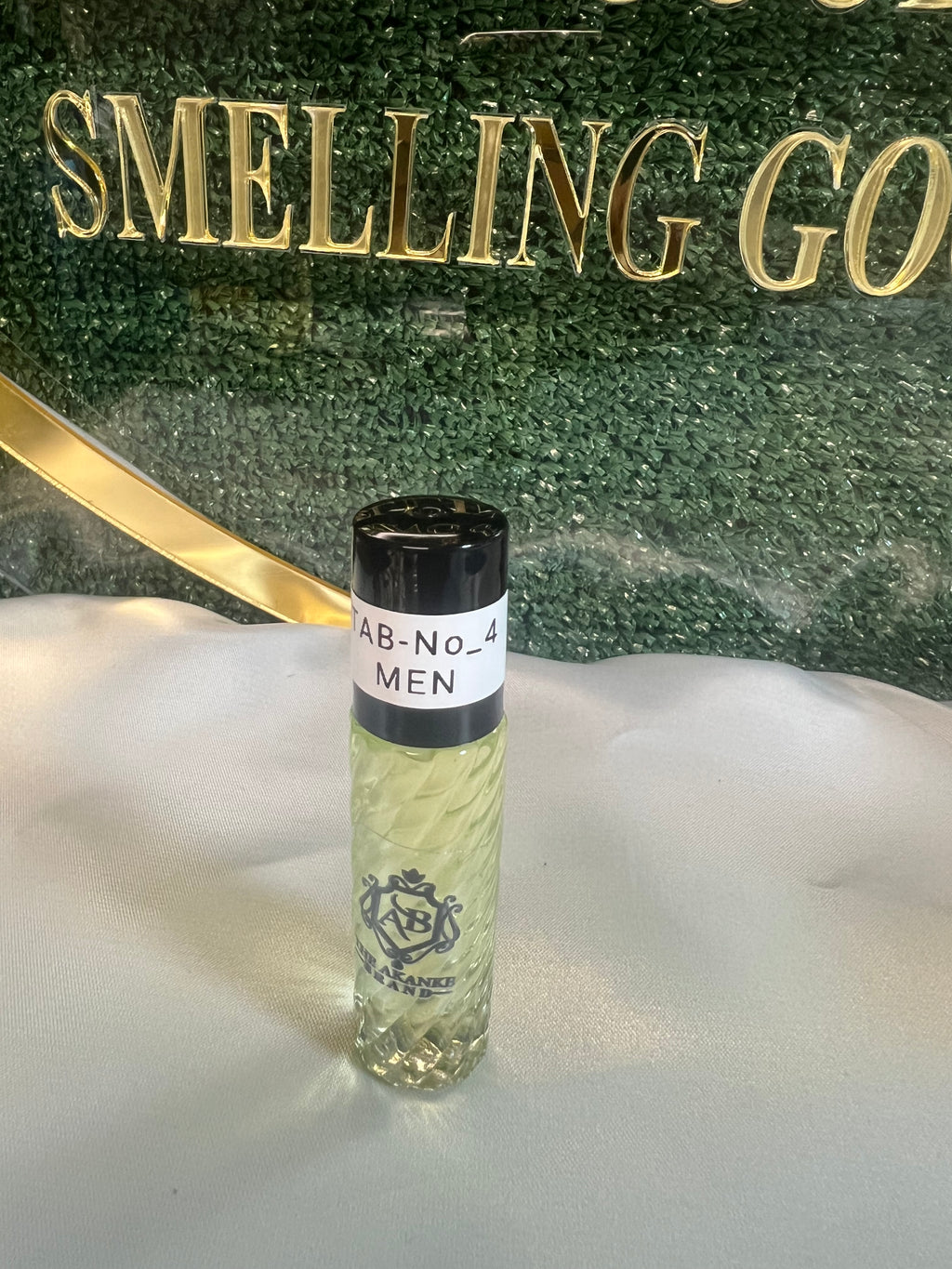 Perfume oil TAB NO 4(men)10ml Perfume oil-Top notes are Lemon, Bergamot, Neroli and Rose de Mai; middle notes are Hyacinth, Cedar, Clary Sage and Geranium; base notes are Tonka Bean, Musk and Amber.